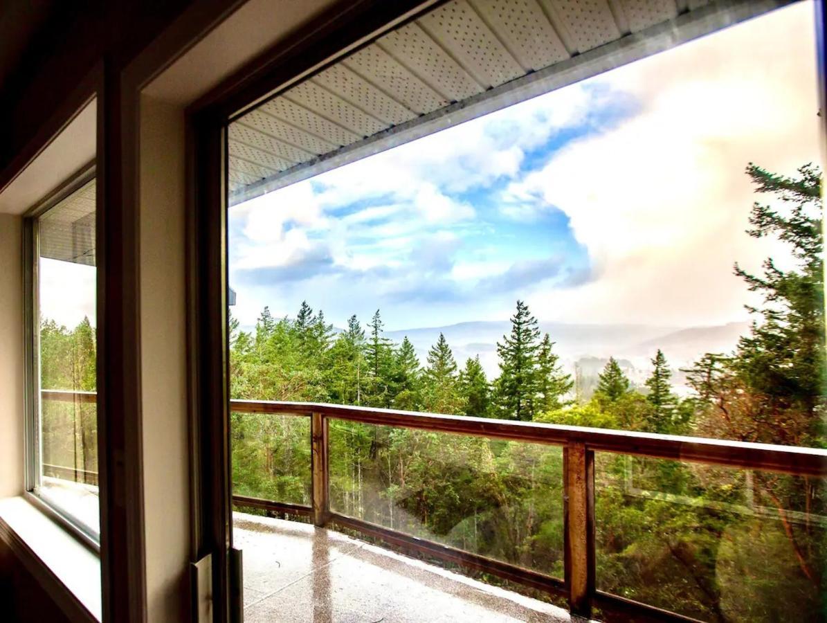 Stunning Home With Amazing Views Near The City Victoria Kültér fotó
