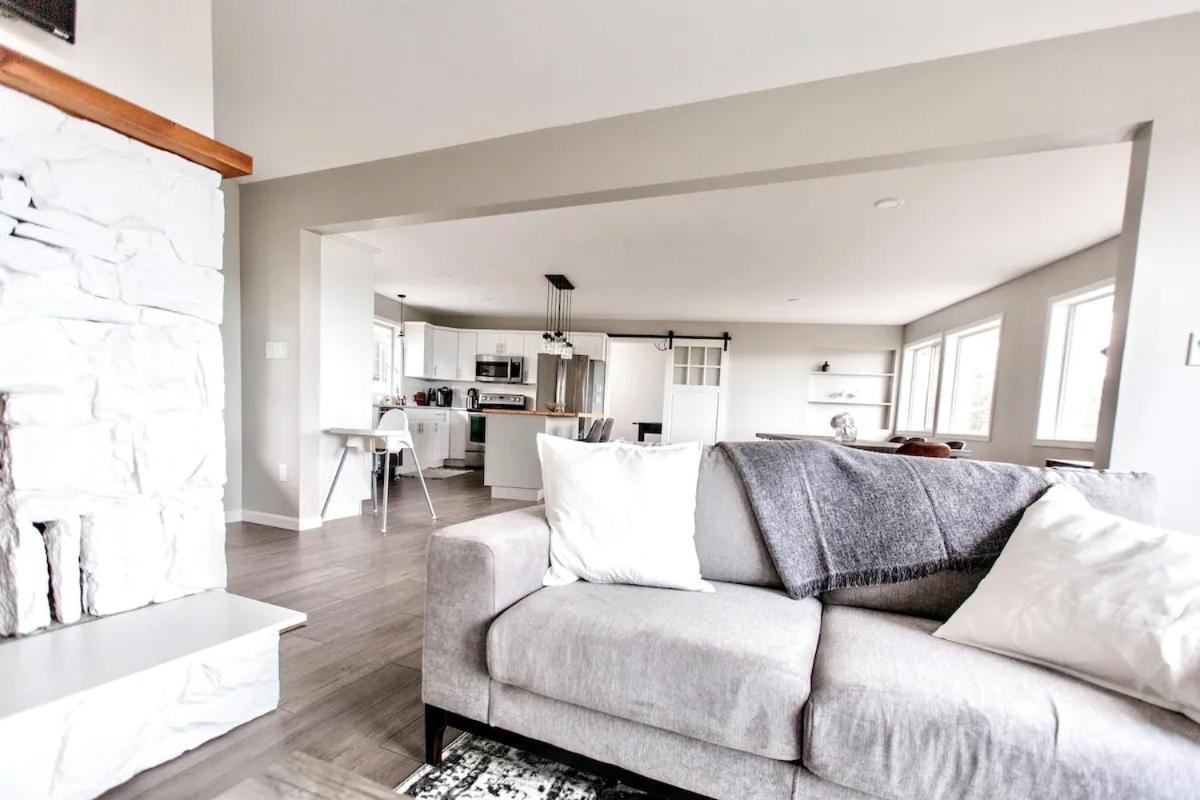 Stunning Home With Amazing Views Near The City Victoria Kültér fotó